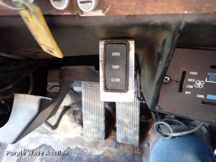 image for item LU9272 1987 Peterbilt 379  semi truck