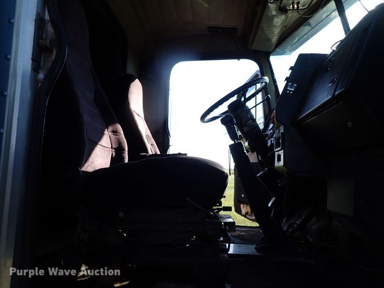 image for item LU9272 1987 Peterbilt 379  semi truck