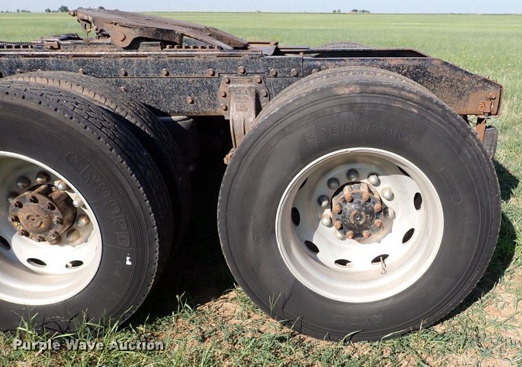 image for item LU9272 1987 Peterbilt 379  semi truck