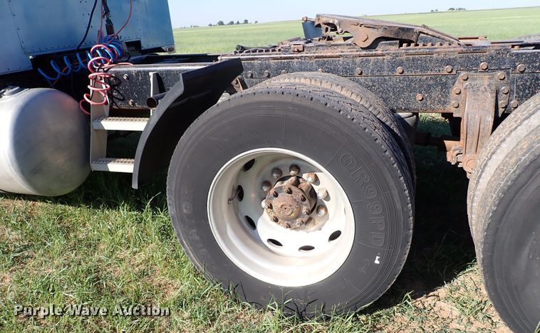 image for item LU9272 1987 Peterbilt 379  semi truck