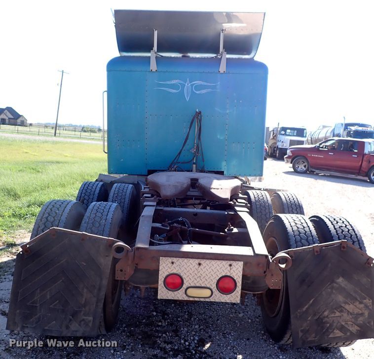 image for item LU9274 1985 Peterbilt 359  semi truck