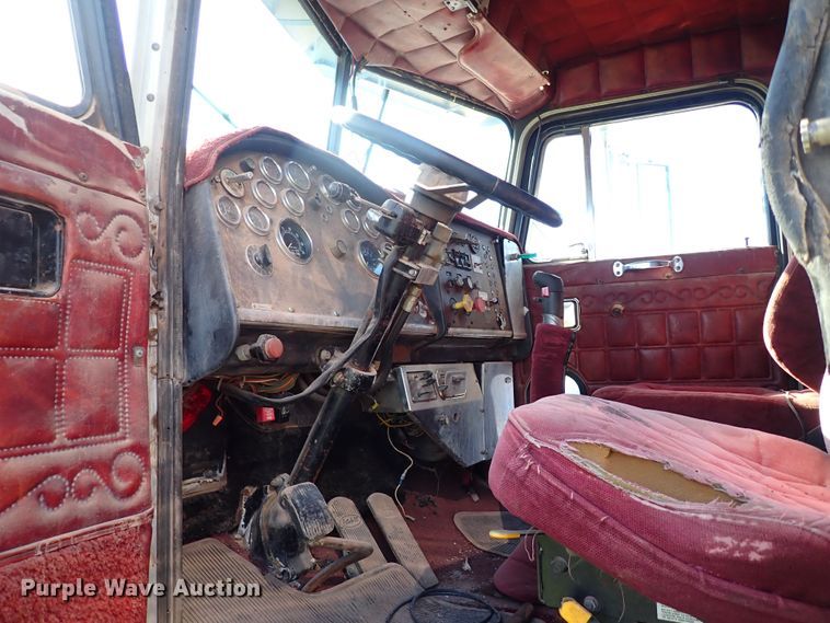 image for item LU9274 1985 Peterbilt 359  semi truck