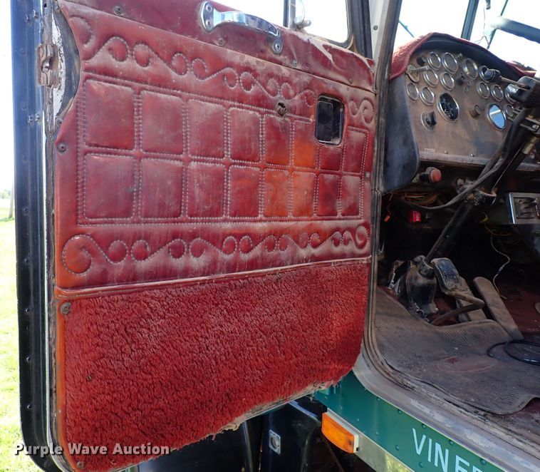 image for item LU9274 1985 Peterbilt 359  semi truck