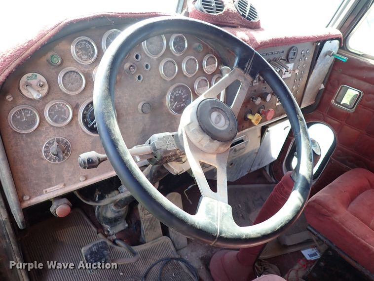 image for item LU9274 1985 Peterbilt 359  semi truck