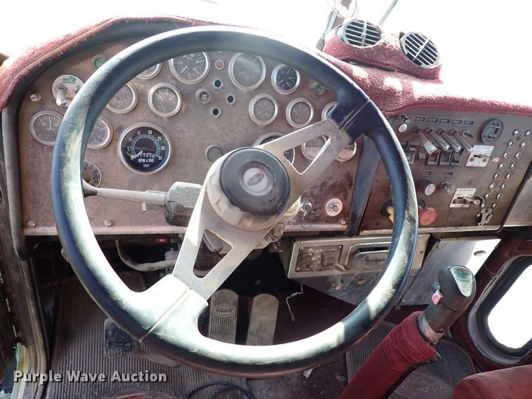 image for item LU9274 1985 Peterbilt 359  semi truck