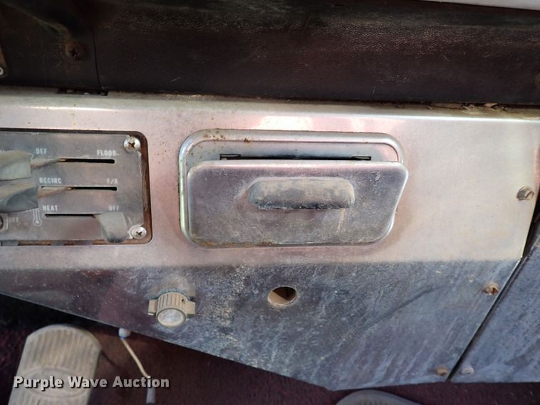 image for item LU9274 1985 Peterbilt 359  semi truck