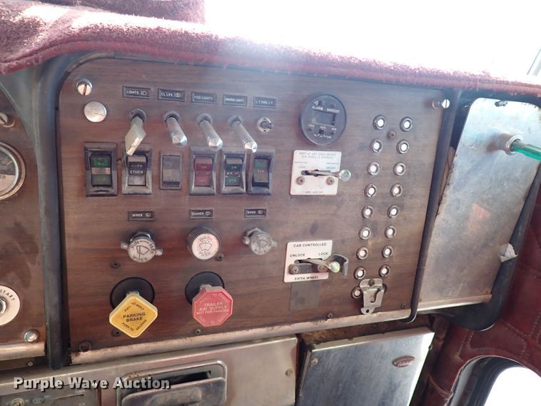 image for item LU9274 1985 Peterbilt 359  semi truck