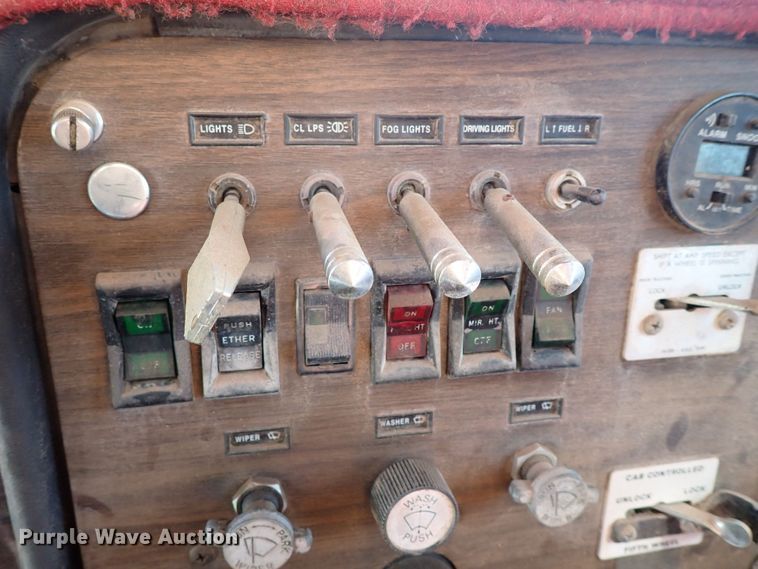 image for item LU9274 1985 Peterbilt 359  semi truck