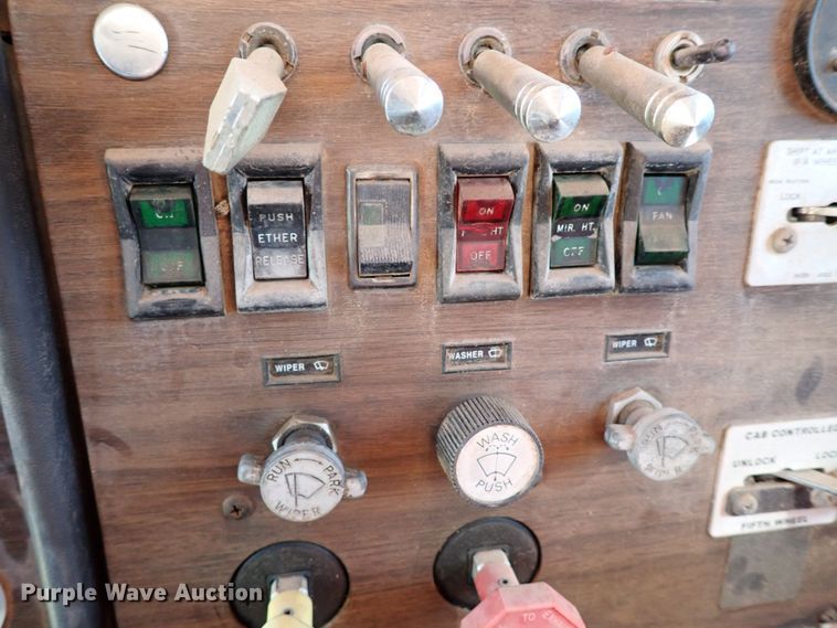 image for item LU9274 1985 Peterbilt 359  semi truck