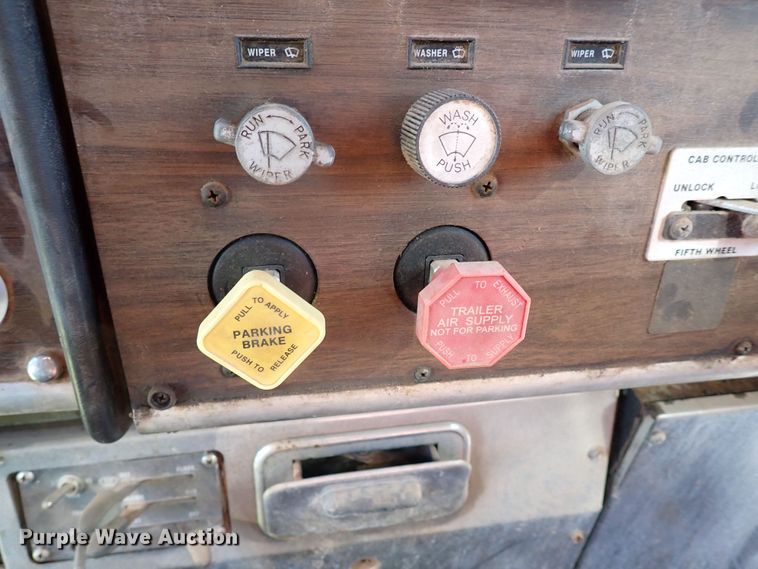 image for item LU9274 1985 Peterbilt 359  semi truck