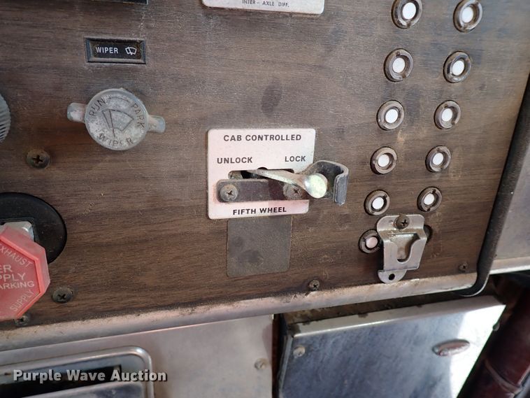image for item LU9274 1985 Peterbilt 359  semi truck