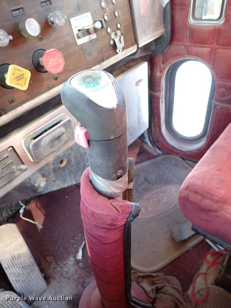 image for item LU9274 1985 Peterbilt 359  semi truck