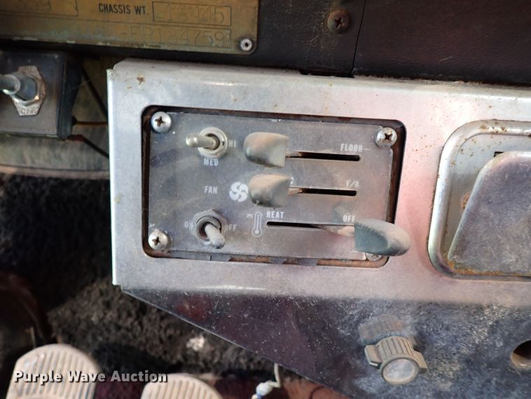 image for item LU9274 1985 Peterbilt 359  semi truck