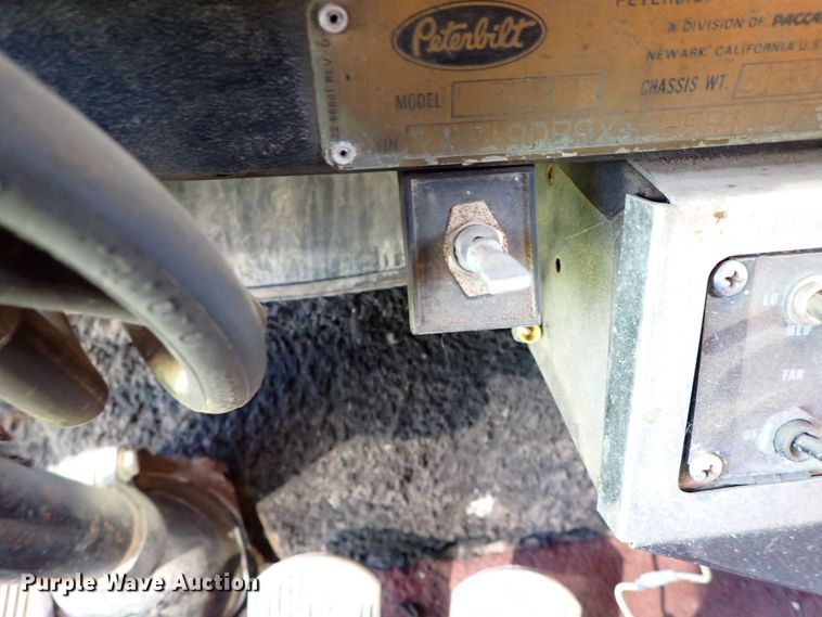 image for item LU9274 1985 Peterbilt 359  semi truck