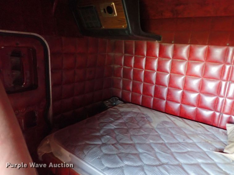 image for item LU9274 1985 Peterbilt 359  semi truck