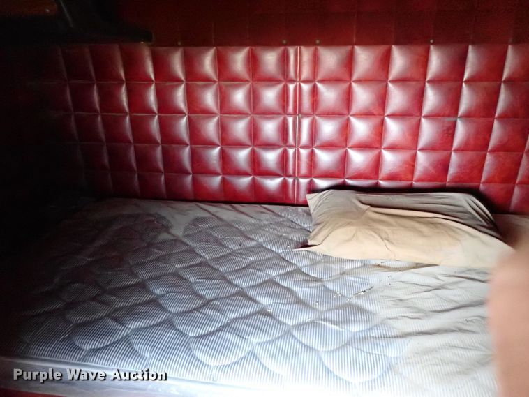 image for item LU9274 1985 Peterbilt 359  semi truck