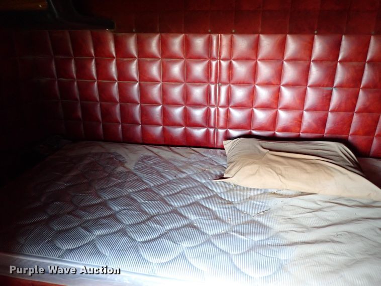 image for item LU9274 1985 Peterbilt 359  semi truck