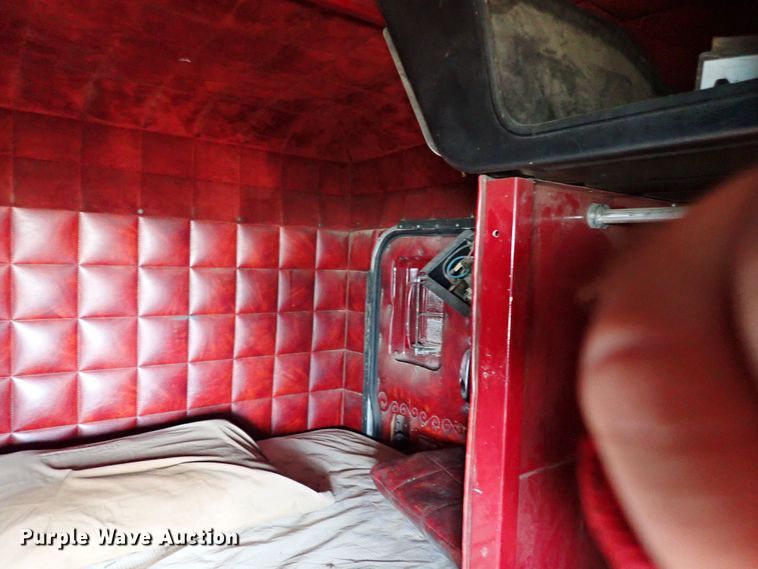 image for item LU9274 1985 Peterbilt 359  semi truck