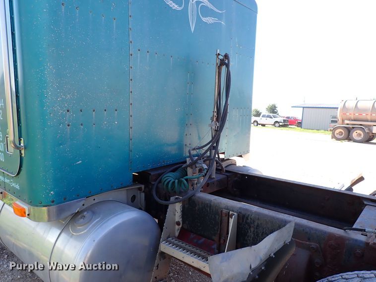 image for item LU9274 1985 Peterbilt 359  semi truck