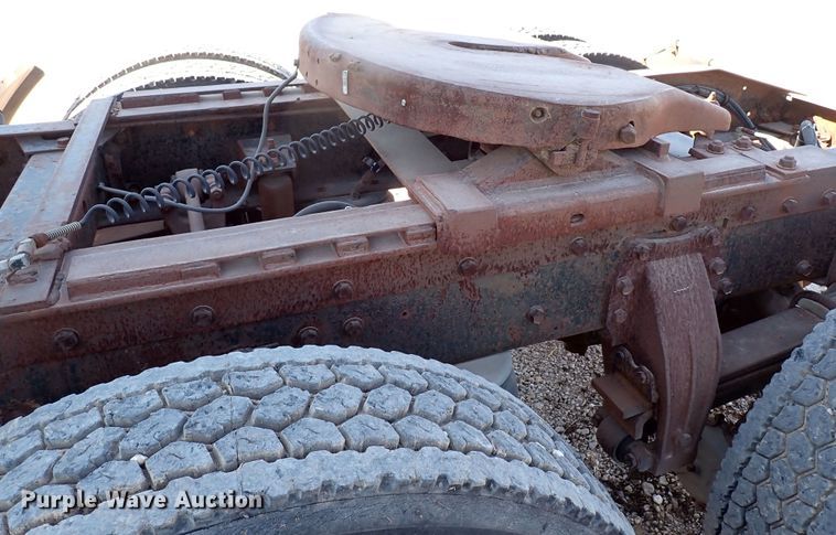 image for item LU9274 1985 Peterbilt 359  semi truck