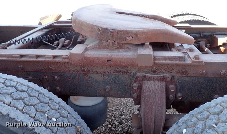 image for item LU9274 1985 Peterbilt 359  semi truck