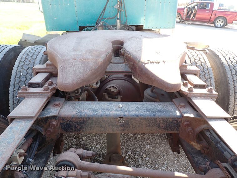 image for item LU9274 1985 Peterbilt 359  semi truck