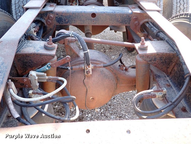 image for item LU9274 1985 Peterbilt 359  semi truck