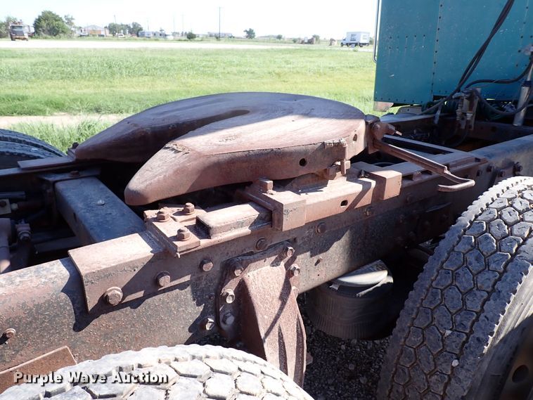 image for item LU9274 1985 Peterbilt 359  semi truck