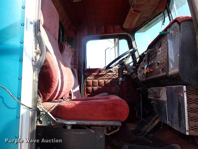 image for item LU9274 1985 Peterbilt 359  semi truck