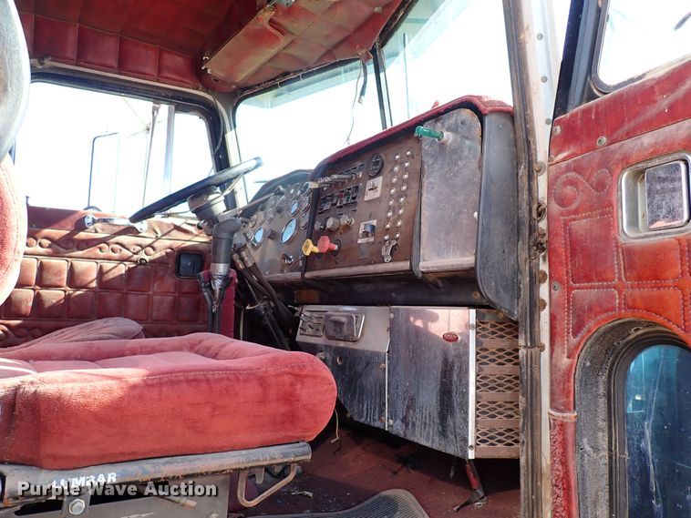 image for item LU9274 1985 Peterbilt 359  semi truck