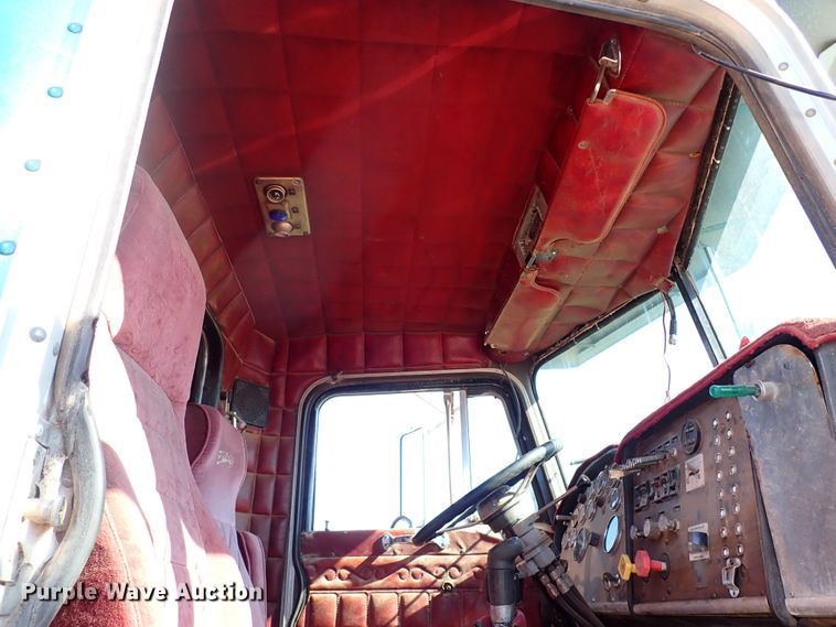 image for item LU9274 1985 Peterbilt 359  semi truck