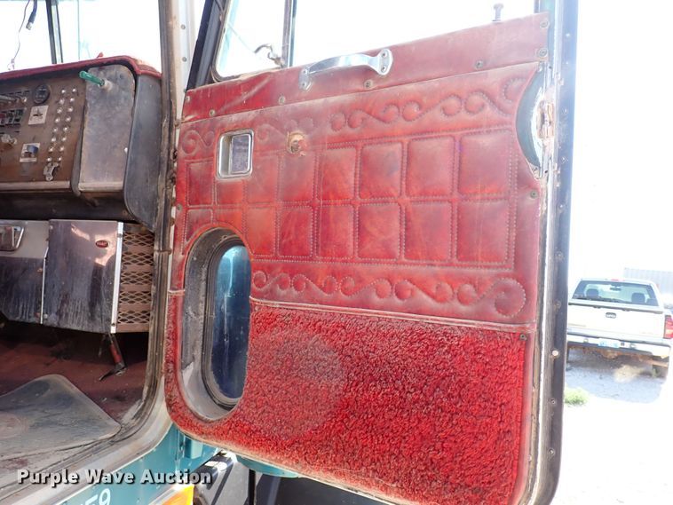 image for item LU9274 1985 Peterbilt 359  semi truck