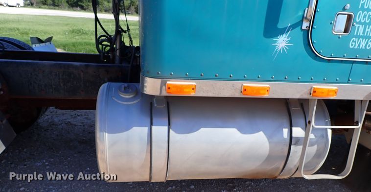 image for item LU9274 1985 Peterbilt 359  semi truck