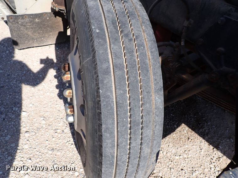 image for item LU9274 1985 Peterbilt 359  semi truck