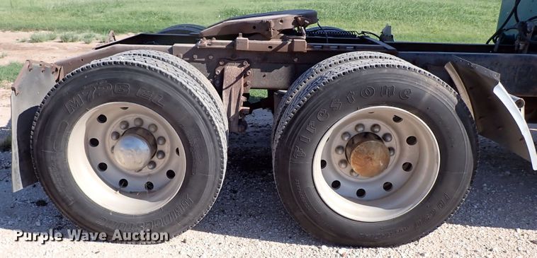 image for item LU9274 1985 Peterbilt 359  semi truck