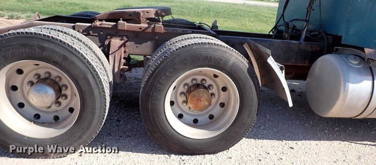 image for item LU9274 1985 Peterbilt 359  semi truck