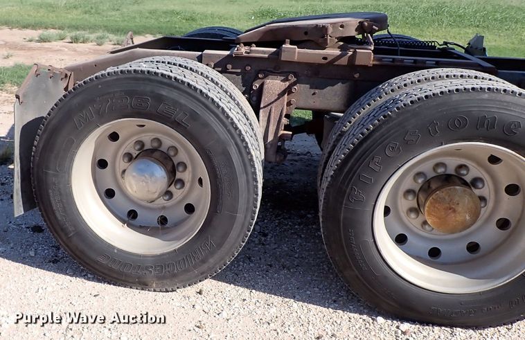 image for item LU9274 1985 Peterbilt 359  semi truck