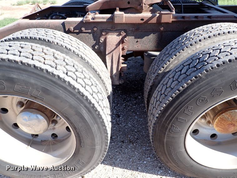 image for item LU9274 1985 Peterbilt 359  semi truck