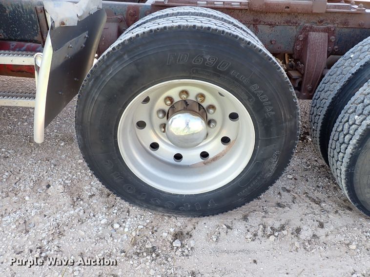 image for item LU9274 1985 Peterbilt 359  semi truck