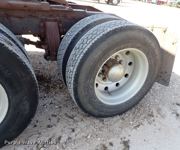 image for item LU9274 1985 Peterbilt 359  semi truck