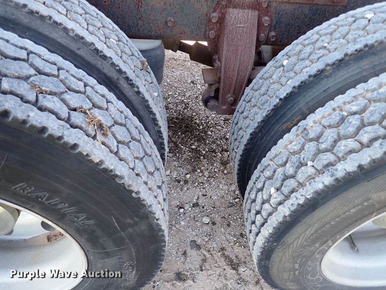 image for item LU9274 1985 Peterbilt 359  semi truck