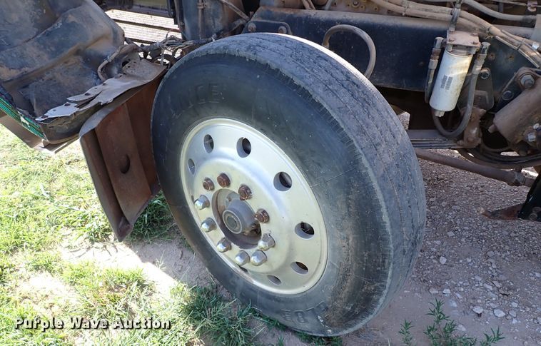 image for item LU9274 1985 Peterbilt 359  semi truck