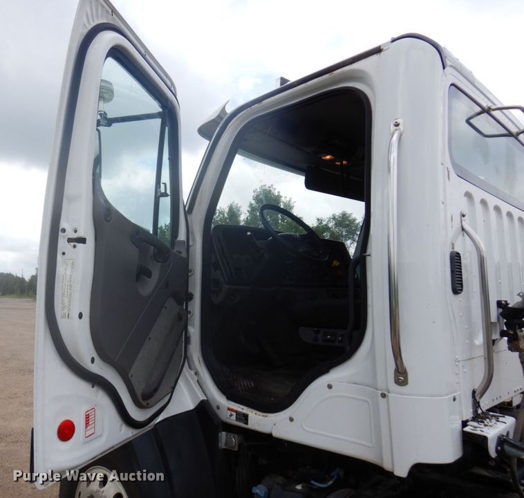 image for item MH9053 2016 Freightliner 114SD  semi truck