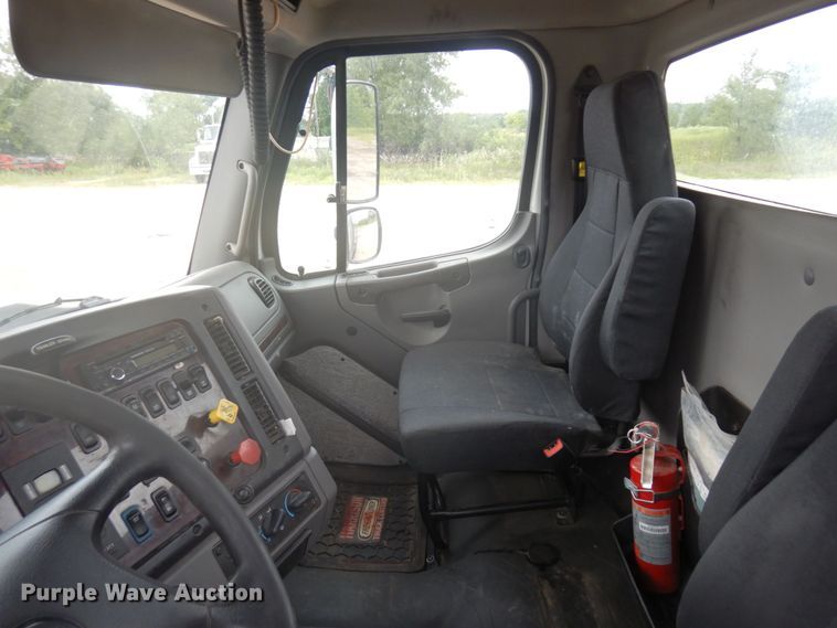 image for item MH9053 2016 Freightliner 114SD  semi truck