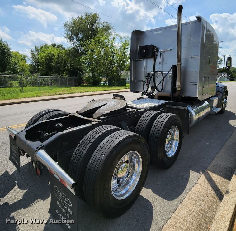 image for item MK9148 2013 Peterbilt 386  semi truck
