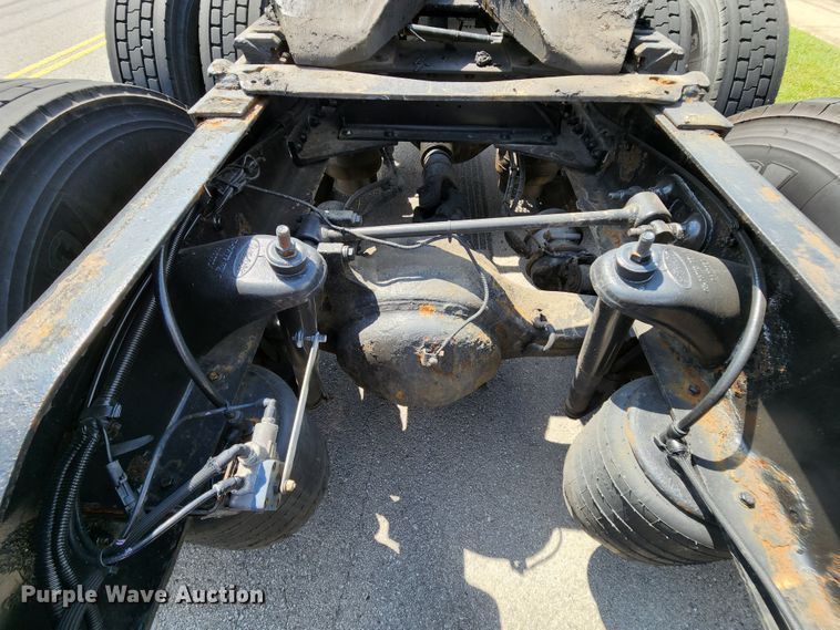 image for item MK9148 2013 Peterbilt 386  semi truck