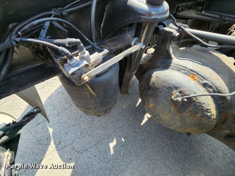 image for item MK9148 2013 Peterbilt 386  semi truck