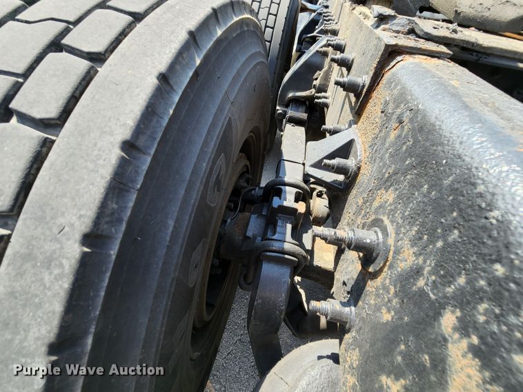 image for item MK9148 2013 Peterbilt 386  semi truck