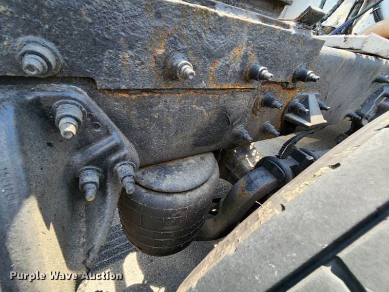 image for item MK9148 2013 Peterbilt 386  semi truck