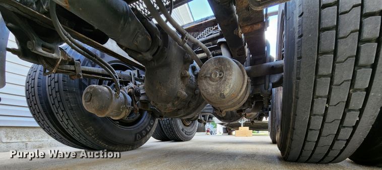 image for item MK9148 2013 Peterbilt 386  semi truck